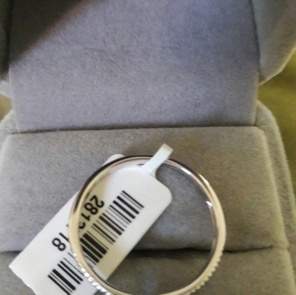 Sliver Amethyst solitaire ring - Picture 3 of 4